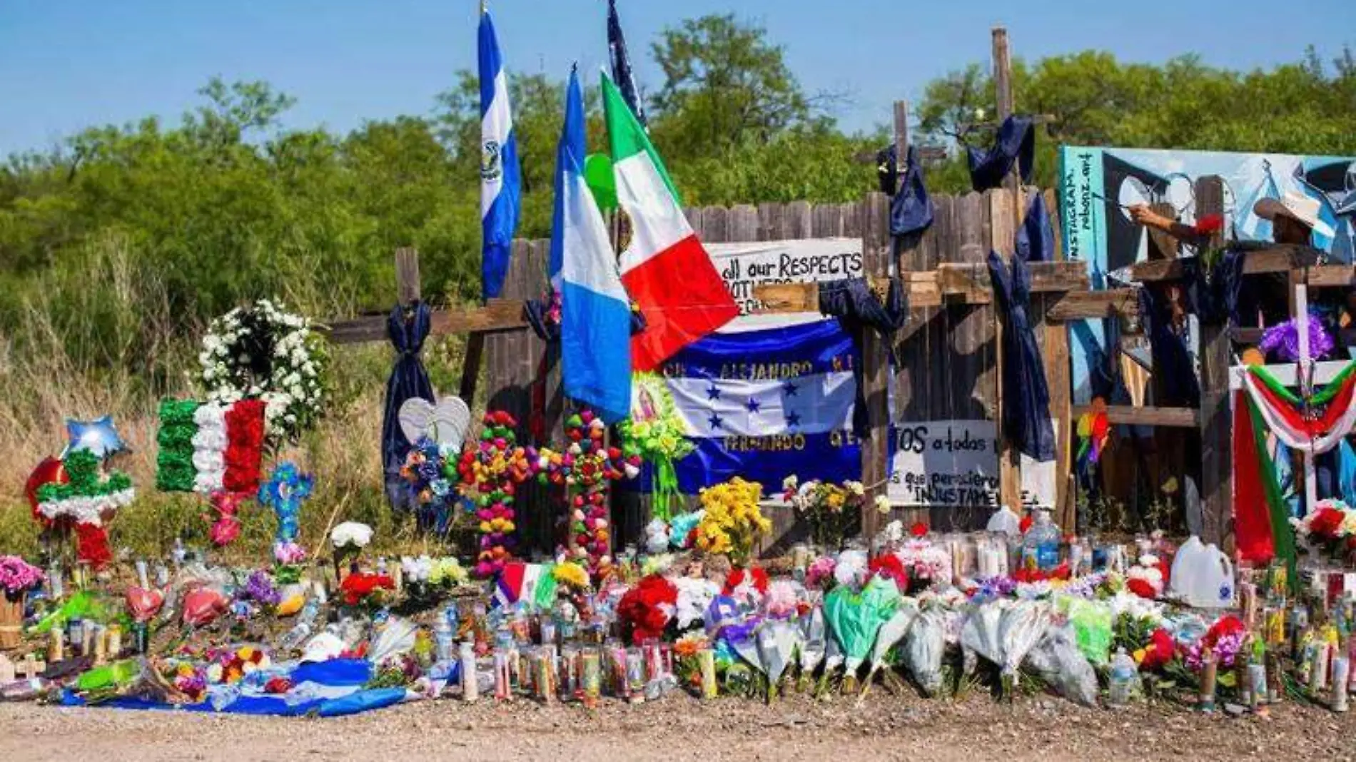 Ofrenda en San Antonio Texas donde murieron migrantes en trailer